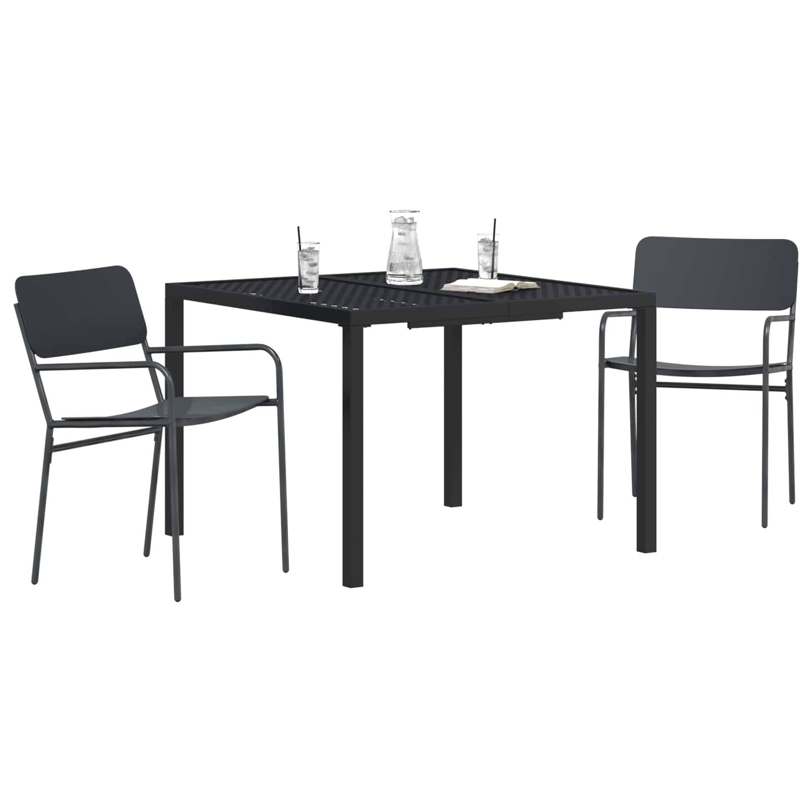 Schwarzes Gartenmöbel-Set mit zwei passenden Stühlen und Getränken auf dem Tisch, gezeigt auf weißem Hintergrund.