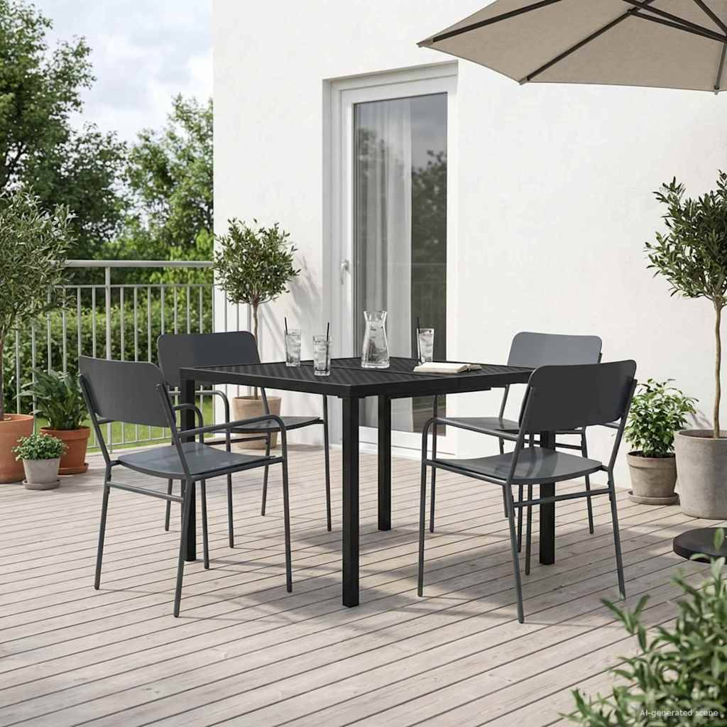 Esszimmer-Set für die Terrasse mit vier grauen Stühlen um einen schwarzen quadratischen Tisch auf einer Holzterrasse neben einer weißen Wand und einem Sonnenschirm.