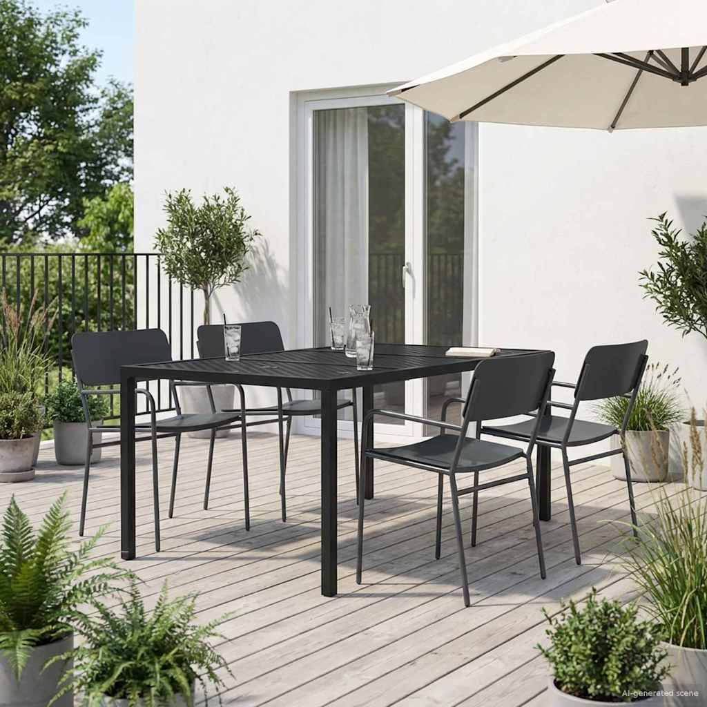 Außenterrasse mit schwarzem Esstisch, vier Stühlen und einem großen Regenschirm auf einer Holzterrasse neben Glasschiebetüren und Topfpflanzen.