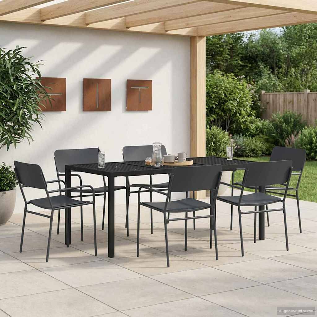 Esszimmergarnitur für die Terrasse mit schwarzem Tisch und sechs Stühlen unter einer Holzpergola neben einer Gartenmauer.