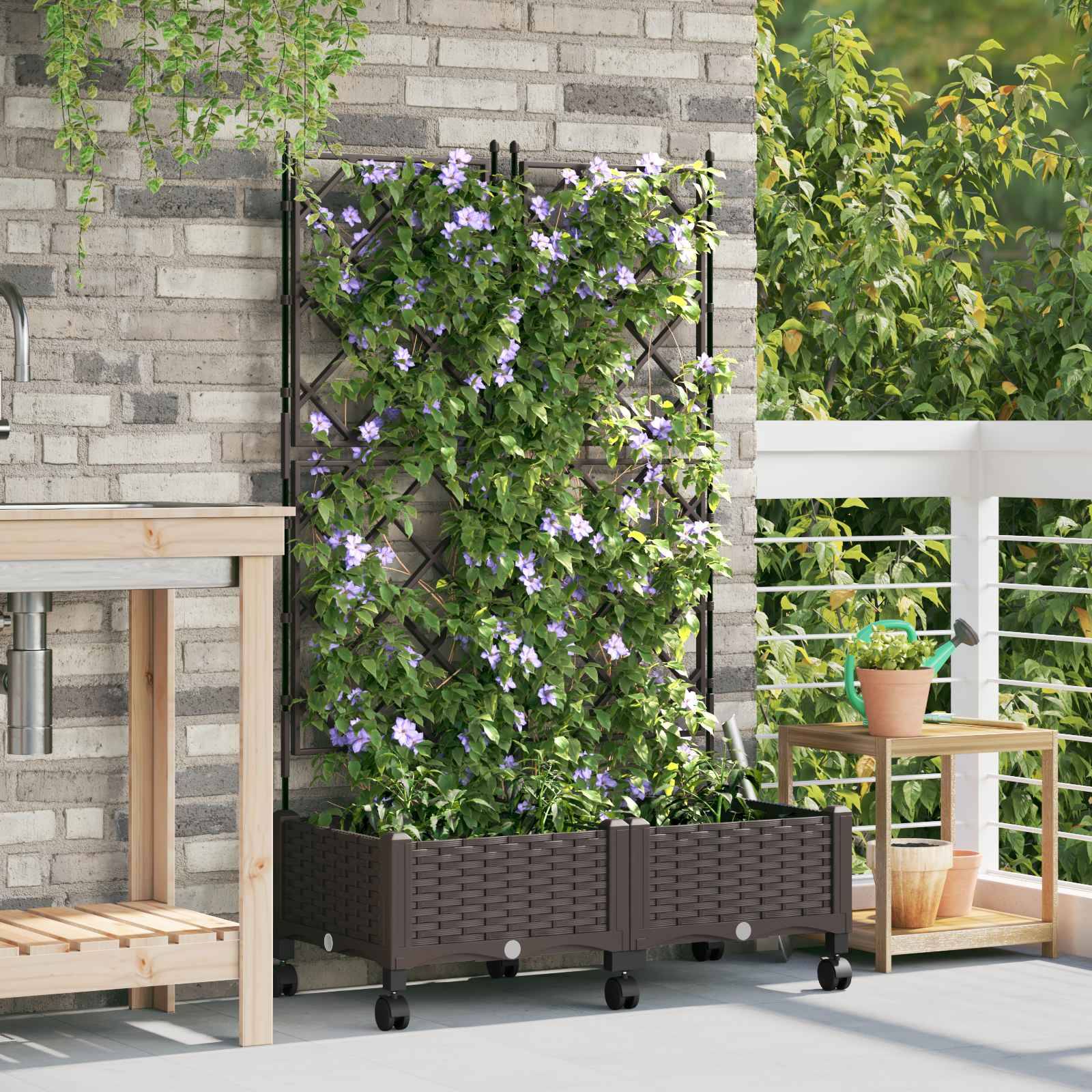 Outdoor-Terrasse mit einem hohen Pflanzkübel-Rankgitter, das mit violett blühenden Reben bedeckt ist, neben einem Holztisch und einem kleinen Pflanzenständer in der Nähe eines Geländers.