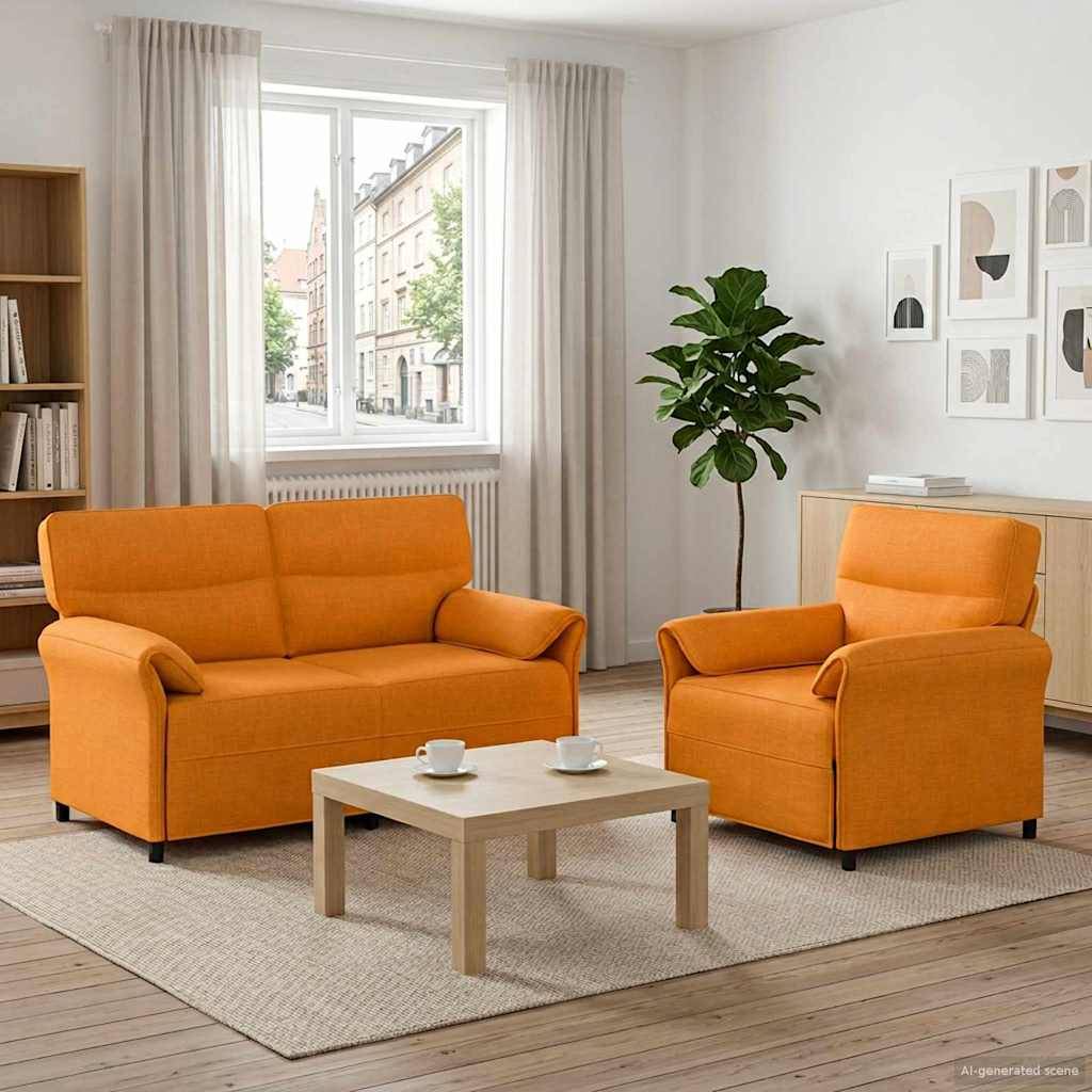 Helles Wohnzimmer mit orangefarbenem Sofa und Sessel, hellem Holz-Couchtisch, großem Fenster, Teppich und Topfpflanze.