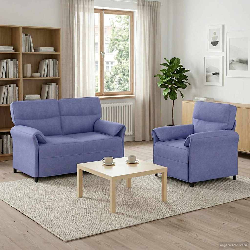 Ein lila Loveseat und ein Sessel stehen in einem hellen Wohnzimmer mit einem kleinen Couchtisch, einem Teppich, einem Bücherregal, einer Pflanze und Wandkunst.