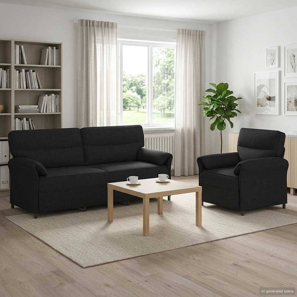 Ein modernes Wohnzimmer mit einem schwarzen Sofa und Sessel, einem hellen Holz-Couchtisch, einem Bücherregal, einer Topfpflanze und einem großen Fenster mit Vorhängen.