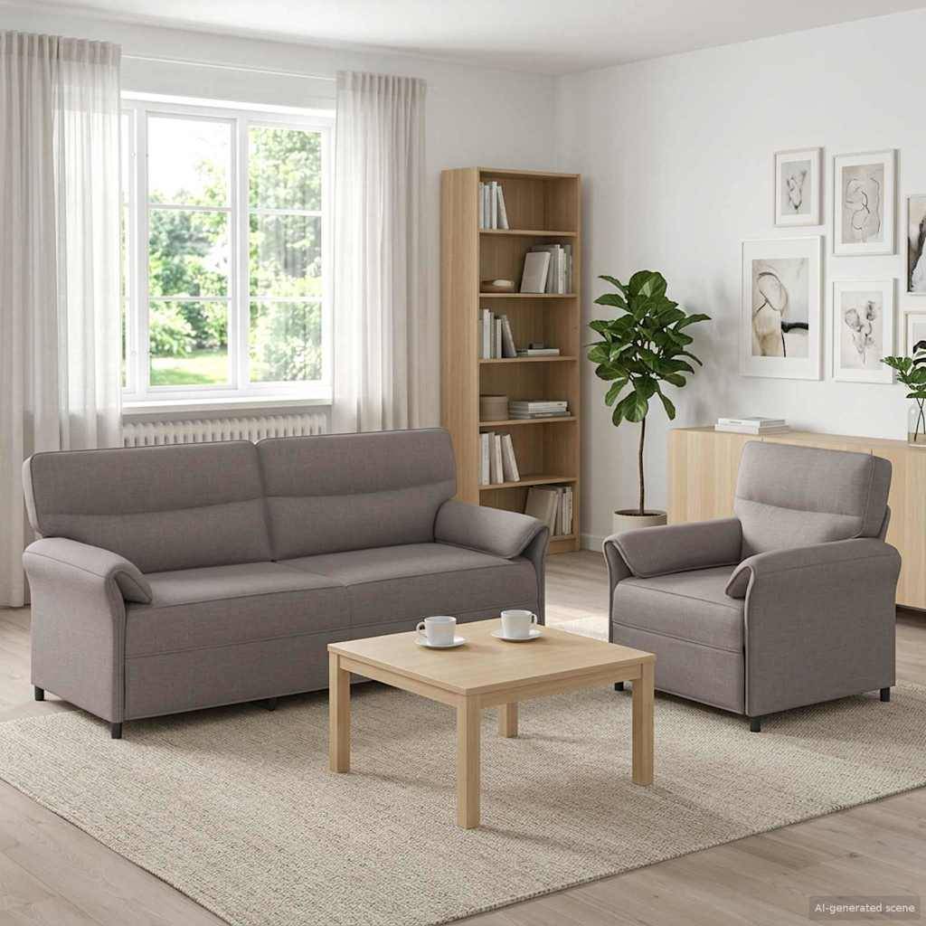 Ein helles modernes Wohnzimmer mit einem grauen Sofa, passendem Sessel, Couchtisch mit Tassen, Bücherregal, Pflanze und großem Fenster.