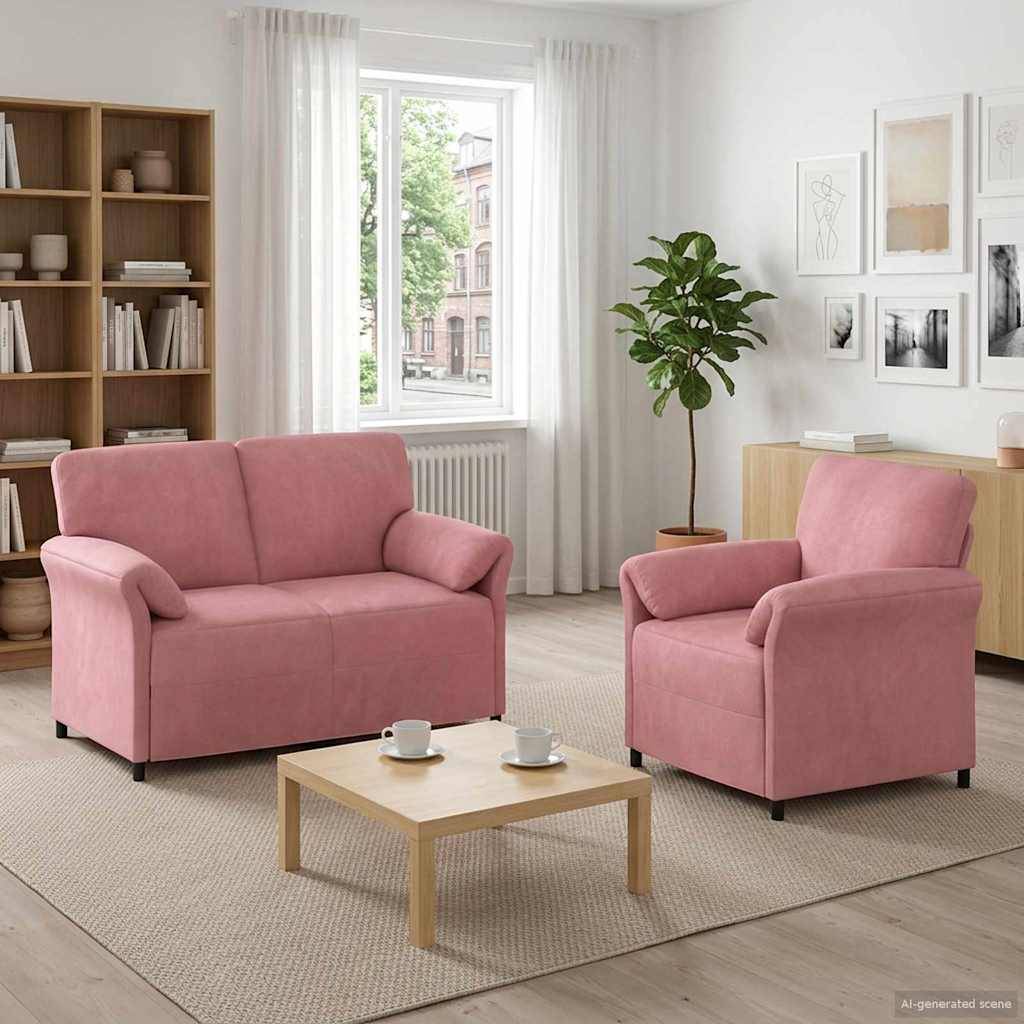 Wohnzimmer mit rosa Sofa und Sessel, helles Holz-Couchtisch, Bücherregale, Fenster und gerahmte Wandkunst.