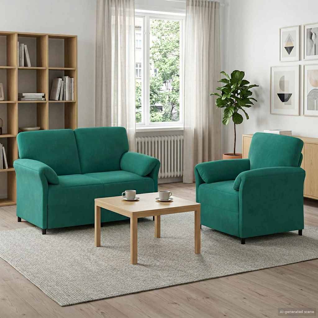 Helles Wohnzimmer mit einem türkisen Zweisitzer-Sofa und einem Sessel um einen kleinen Couchtisch herum, mit einem Fenster, einem Bücherregal, einem Teppich und einer Pflanze.