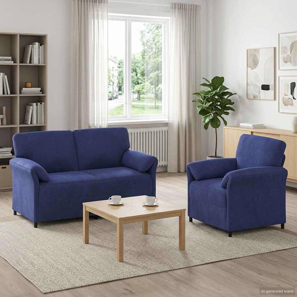 Ein Wohnzimmer mit einem blauen Sofa und Sessel, einem Holz-Couchtisch, einem Teppich, einem Fenster, einem Bücherregal, einer Pflanze und einer Wanddekoration.
