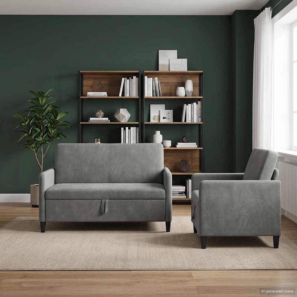 Modernes Wohnzimmer mit einem grauen Sofa und passendem Sessel auf einem beigen Teppich, vor einer dunkelgrünen Wand mit Bücherregalen und einer Topfpflanze neben einem hellen Fenster.