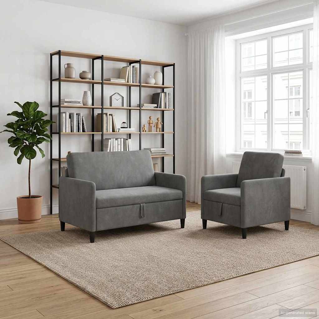 Modernes Wohnzimmer mit einem grauen Zweisitzer-Sofa und passendem Sessel auf einem Teppich, einer Regaleinheit dahinter und einer Topfpflanze neben einem hellen Fenster.