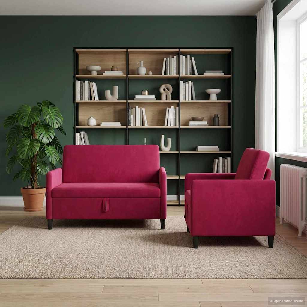 Modernes Wohnzimmer mit magentafarbenem Sofa und Sessel, grünem Wandregal gefüllt mit Büchern und Dekoration, einer Topfpflanze und einem großen Fenster.