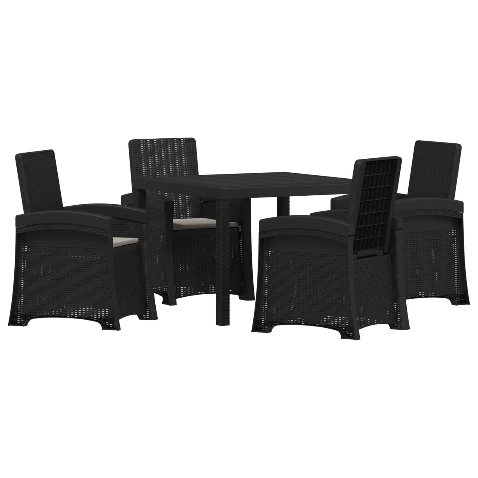 Schwarzes geflochtenes Essgarnitur für die Terrasse mit Tisch und vier Stühlen auf weißem Hintergrund.