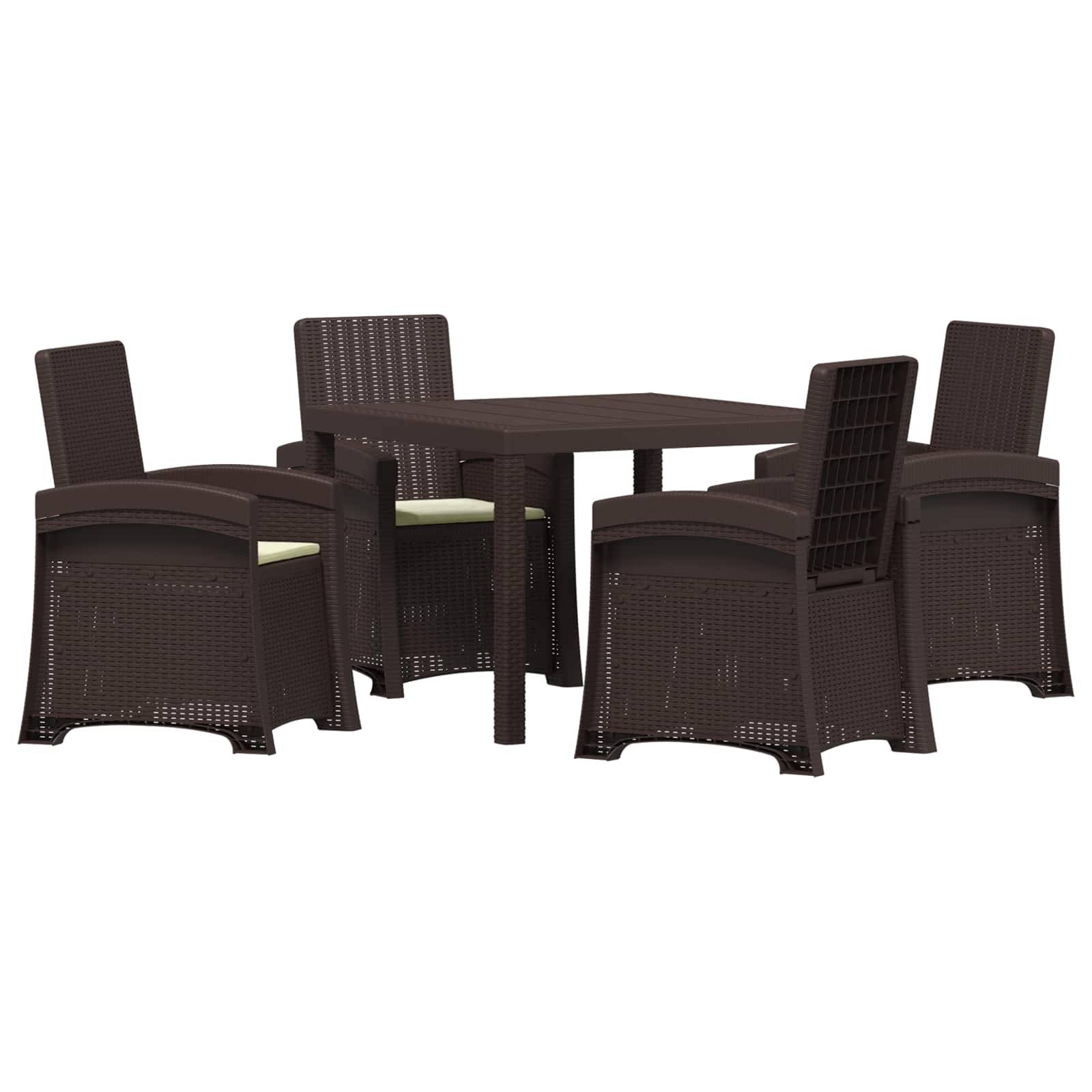 Esszimmer-Set für die Terrasse mit quadratischem Tisch und vier geflochtenen Sesseln auf weißem Hintergrund.