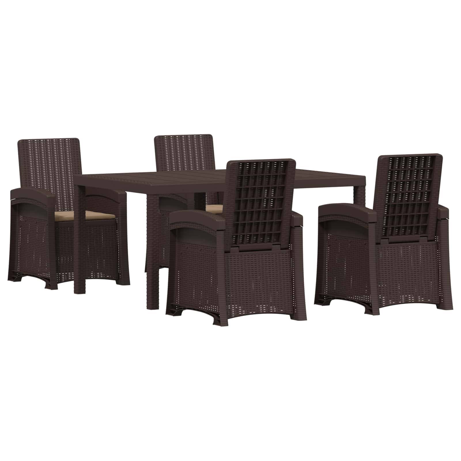 Braun geflochtenes Patio-Esszimmer-Set im Korbstil mit einem rechteckigen Tisch und vier passenden Sesseln auf weißem Hintergrund.