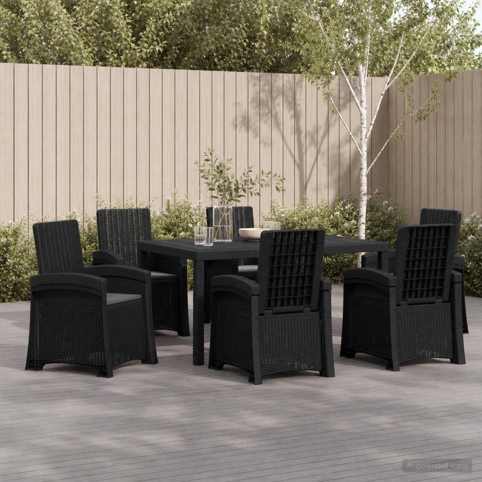 Essbereich für die Terrasse im Freien mit rechteckigem Tisch und sechs schwarzen geflochtenen Stühlen auf einer gepflasterten Terrasse neben einem Holzzaun und Begrünung.