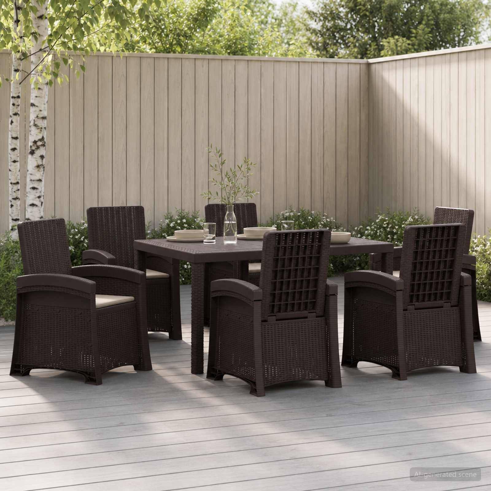 Terrasse im Freien mit einem dunklen Korbmöbel-Esstisch und sechs passenden Stühlen auf einer Holzterrasse, vor einem beigen Sichtschutzzaun und Grünflächen.