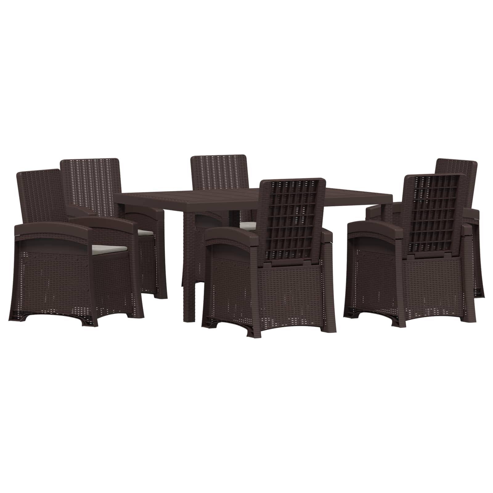 Braunes Esszimmer-Set für den Außenbereich mit einem rechteckigen Tisch und sechs geflochtenen Stühlen auf weißem Hintergrund.