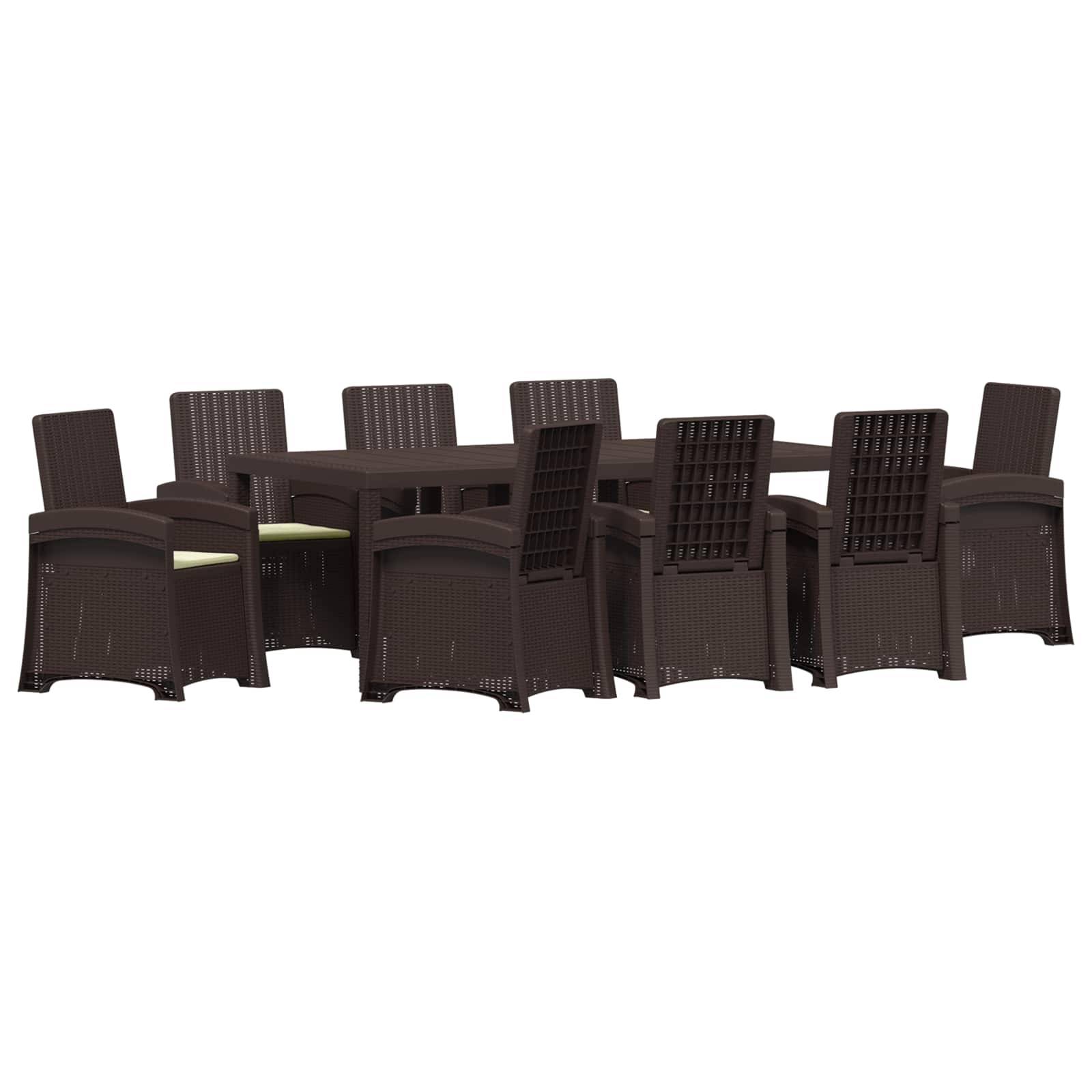 Esszimmer-Set für die Terrasse mit einem rechteckigen Tisch und mehreren dunklen Stühlen im Korbgeflecht-Stil auf weißem Hintergrund.