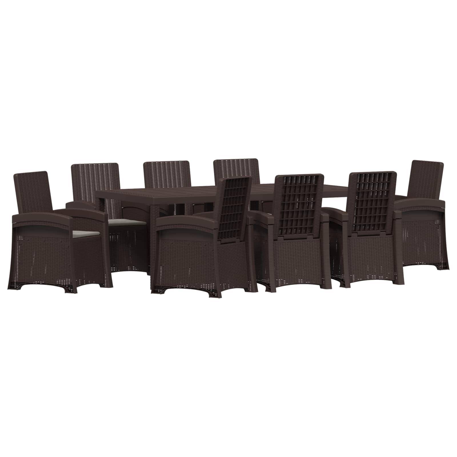 Braunes Gartenmöbel-Set mit rechteckigem Tisch, umgeben von mehreren Stühlen im Korbgeflecht-Stil auf weißem Hintergrund.