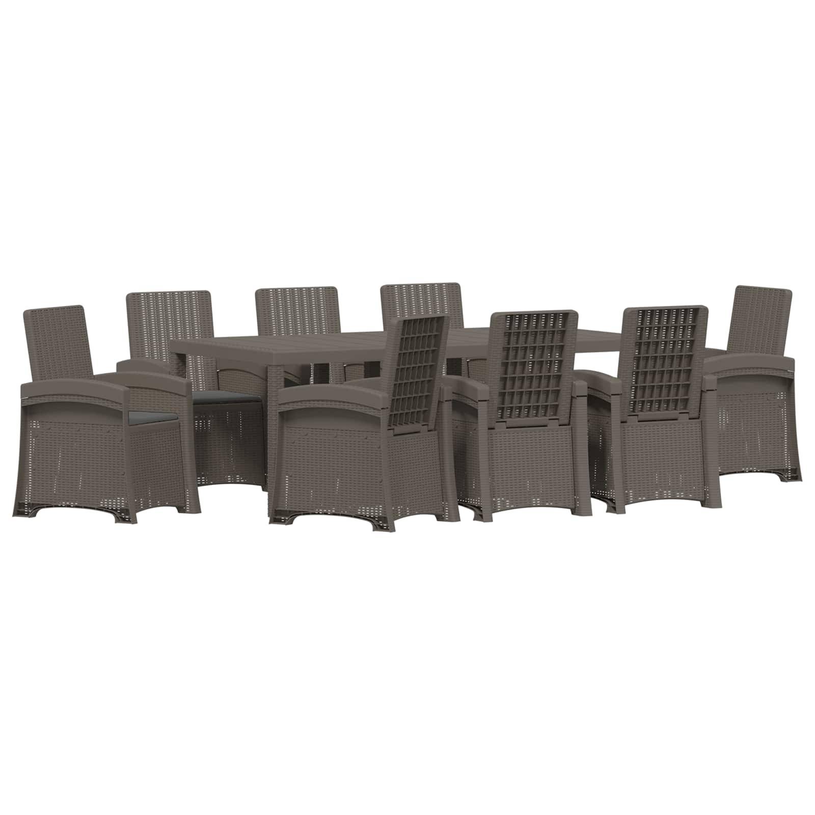 Ein Set aus braunen Flechtwerk-Outdoor-Esszimmerstühlen, die um einen Tisch auf weißem Hintergrund angeordnet sind.