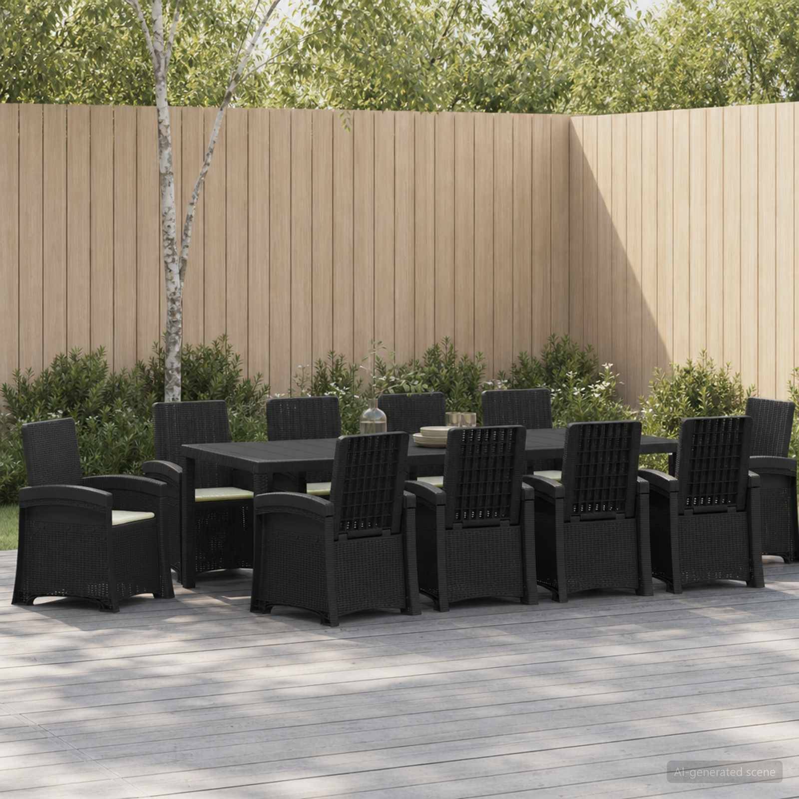 Esszimmer-Set für die Terrasse im Freien mit schwarzen Stühlen um einen rechteckigen Tisch auf einer Holzterrasse neben einem Sichtschutzzaun und Sträuchern.