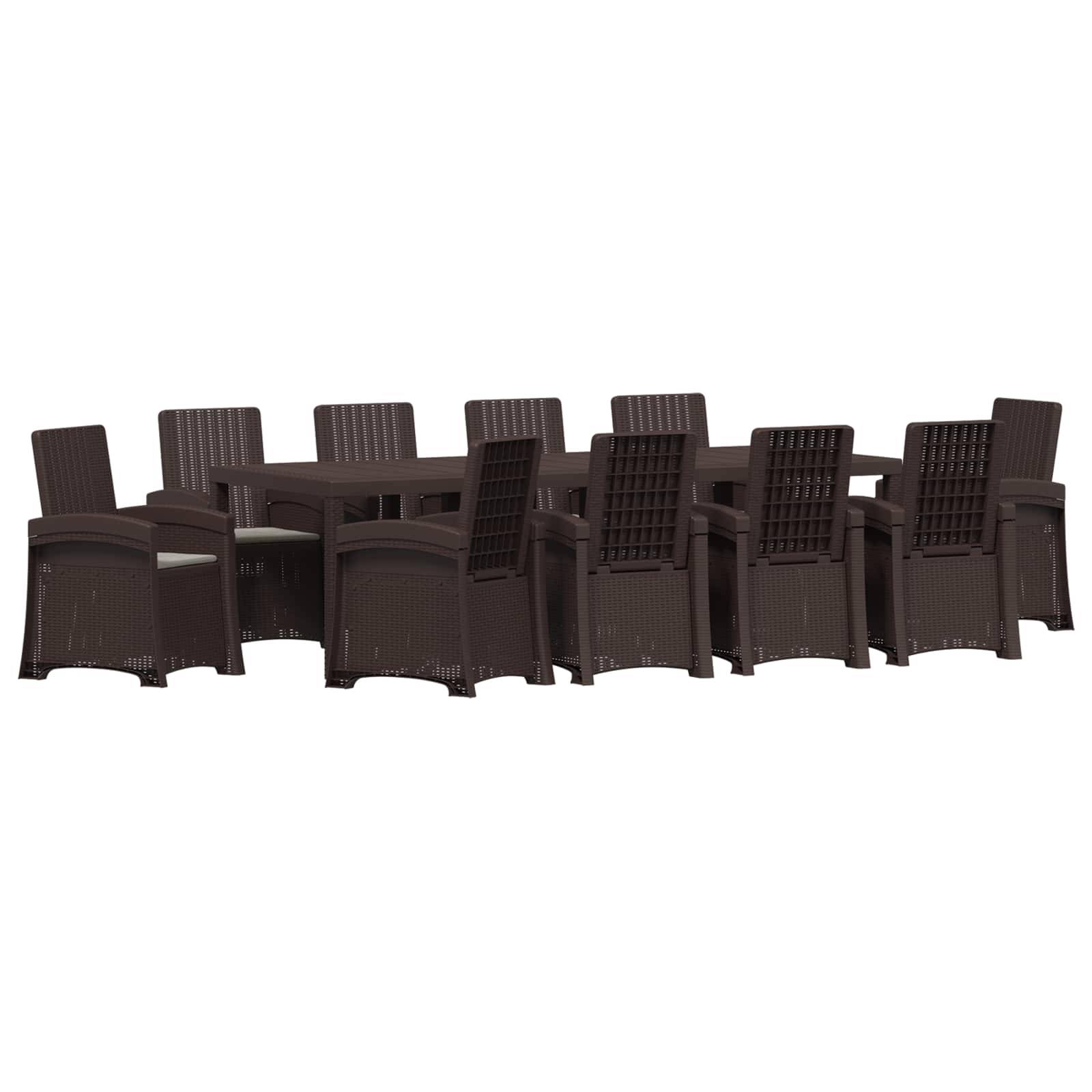 Dunkelbraunes Polyrattan-Gartenmöbel-Set zum Speisen mit rechteckigem Tisch und mehreren passenden Stühlen auf weißem Hintergrund