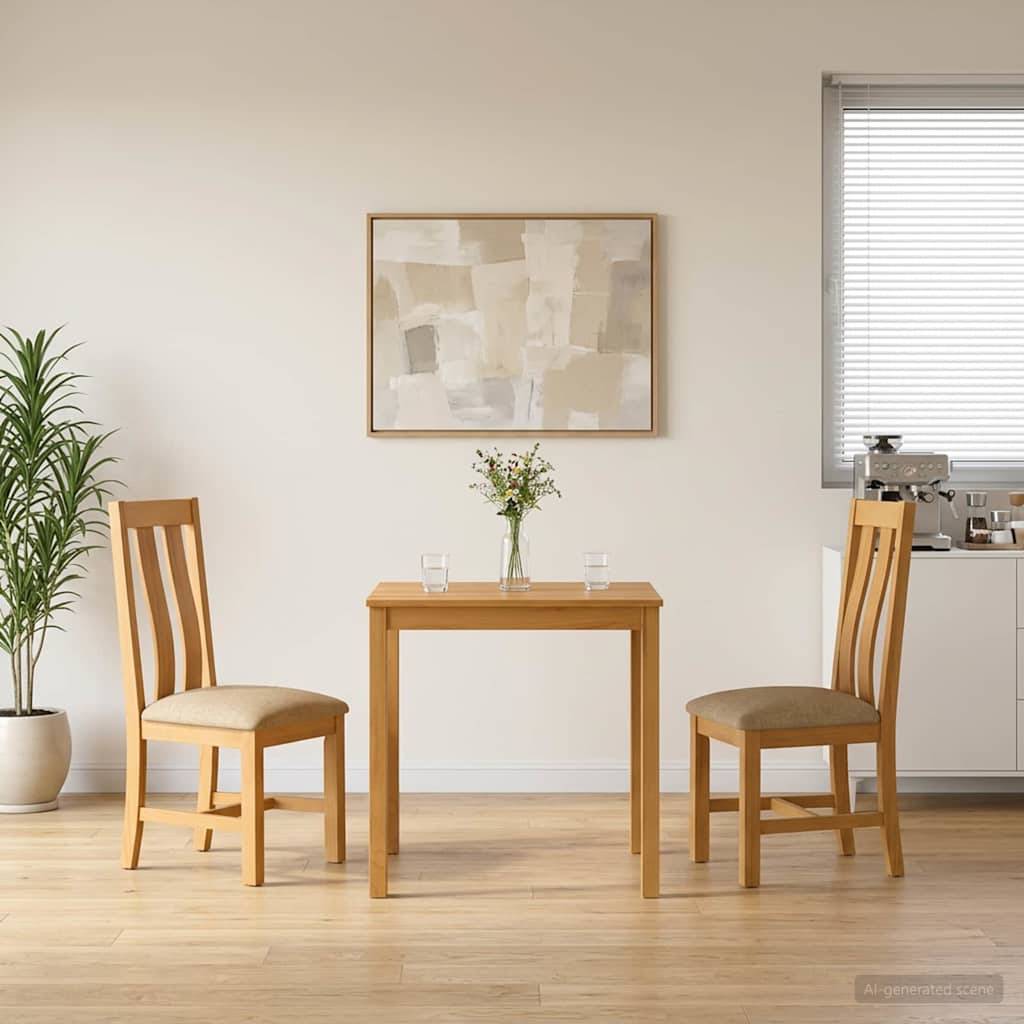 Minimales Esszimmer mit zwei Holzstühlen, einem kleinen Tisch mit Blumen und Gläsern, Wandkunst, einer Pflanze und einem Küchenfenster.