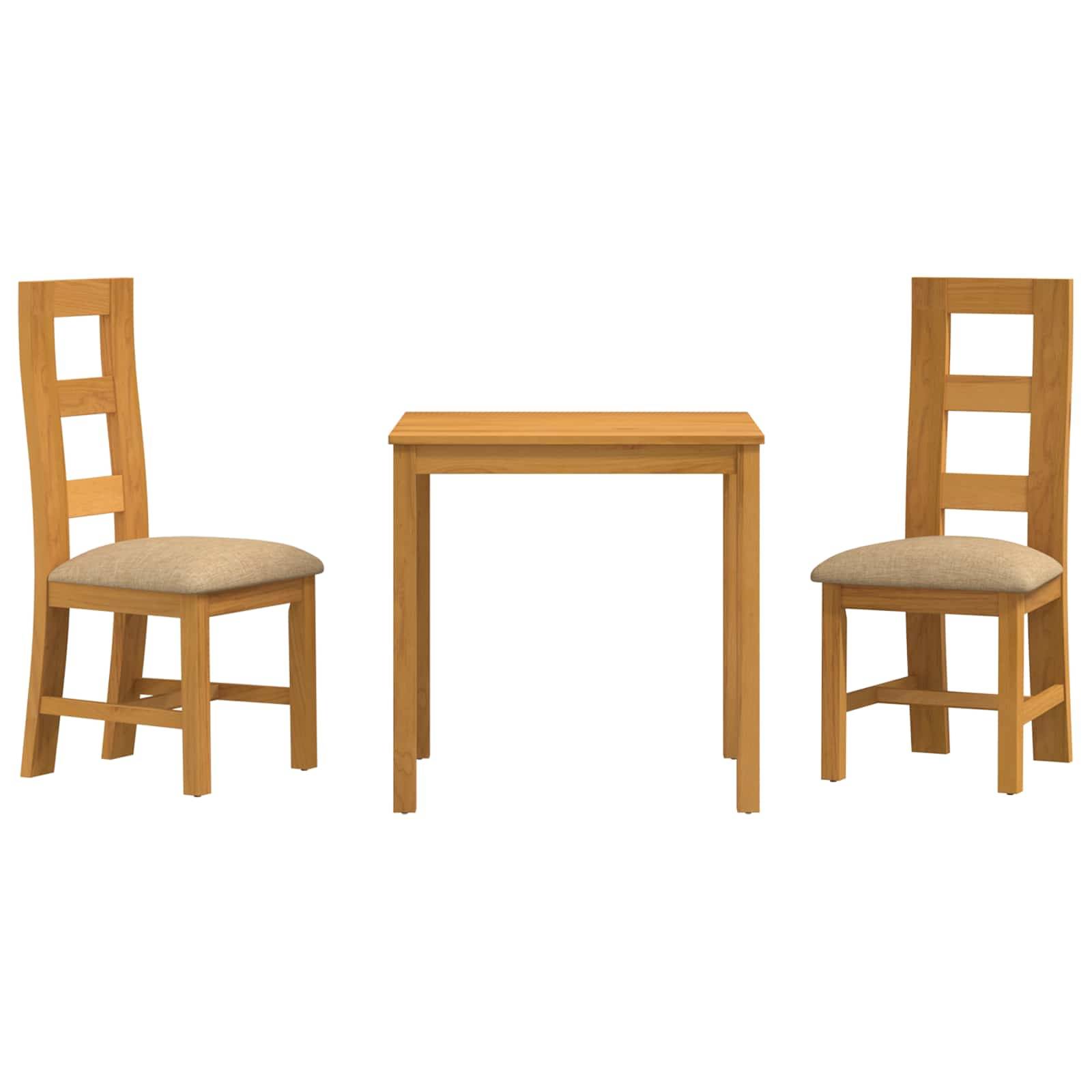 Holzesstisch, der zwischen zwei passenden Holzstühlen mit gepolsterten beigen Sitzflächen auf weißem Hintergrund zentriert ist.
