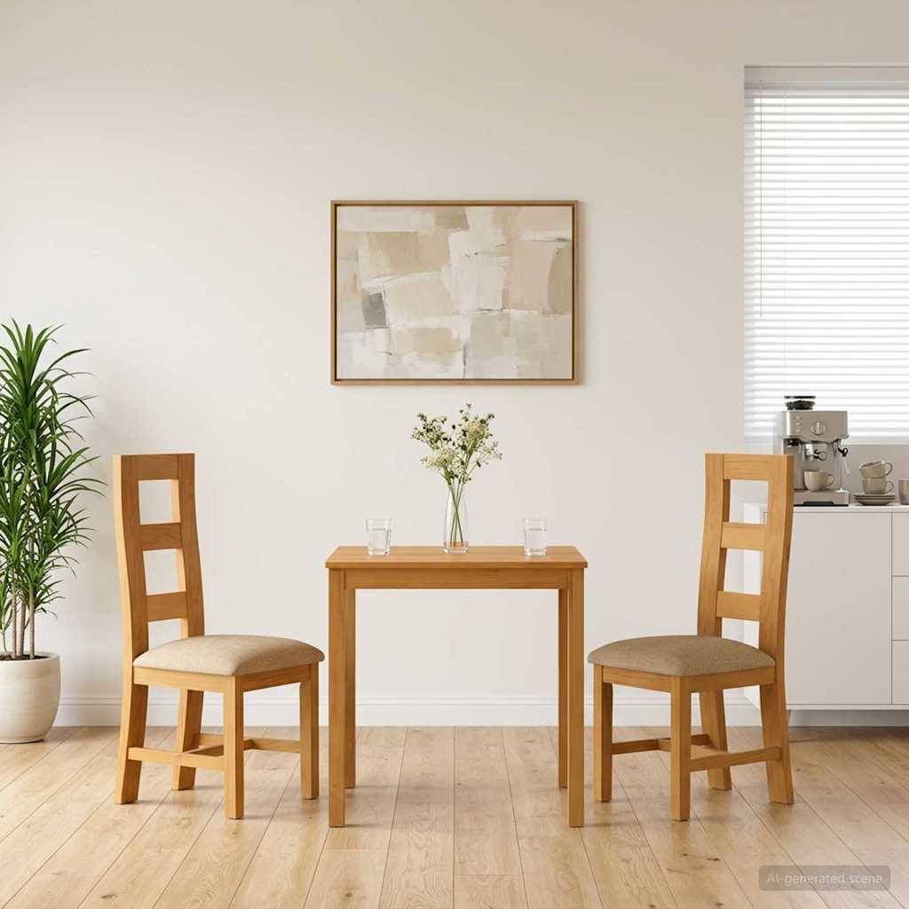 Minimalistischer Essbereich mit zwei Holzstühlen an einem kleinen Tisch, eine Vase mit Blumen, gerahmte abstrakte Kunst und eine Topfpflanze neben einem hellen Fenster.