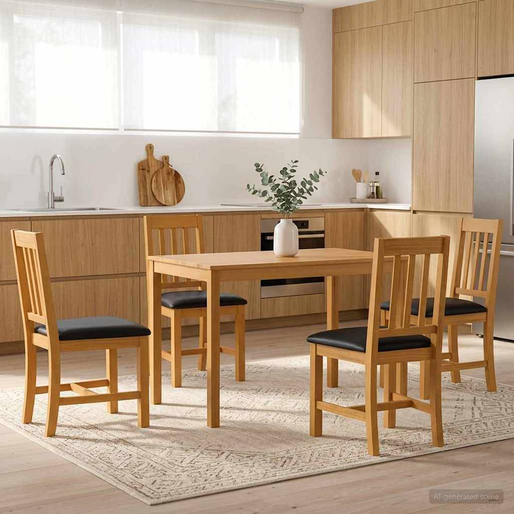 Moderner Küchen-Essbereich mit vier Holzstühlen um einen kleinen Tisch, eine Vasendeko in der Mitte, helle Holzschränke und große Fenster.