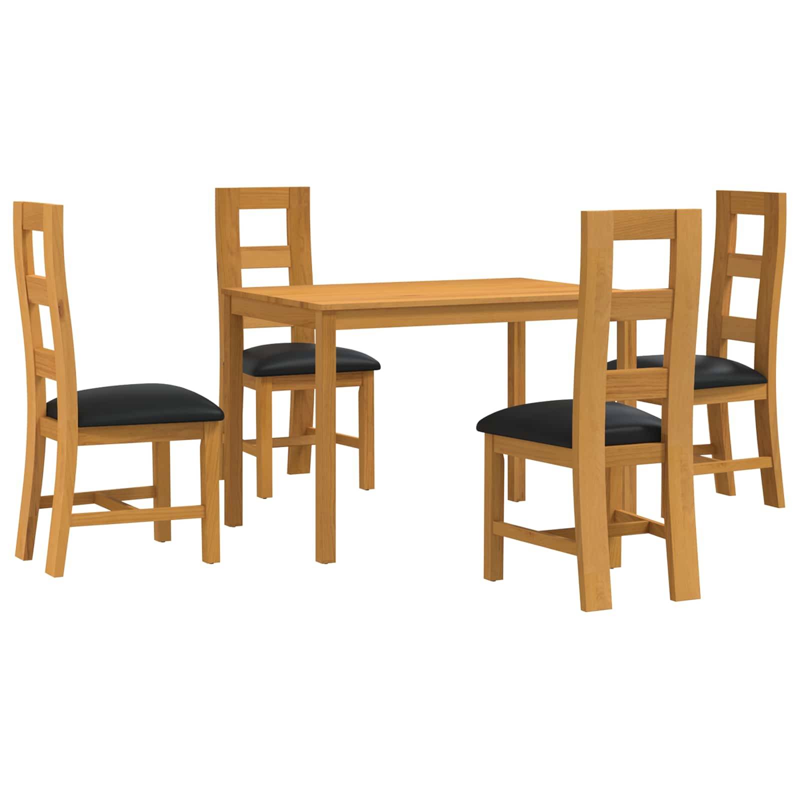 Vier Holzstühle um einen rechteckigen Holzesstisch, gezeigt auf weißem Hintergrund.