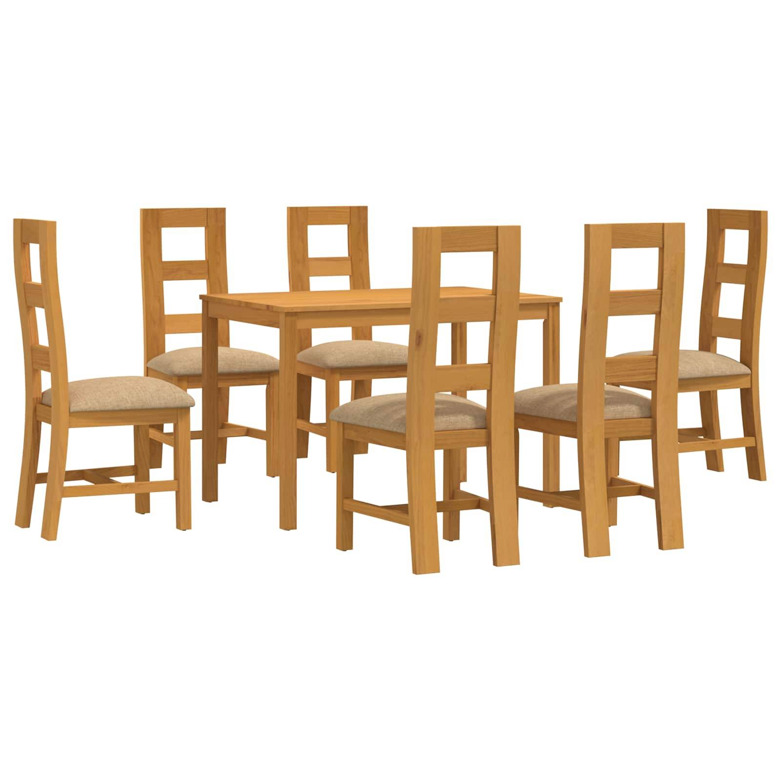 Sechs hellholzfarbene Esszimmerstühle, die um einen rechteckigen Holztisch herum angeordnet sind, vor einem einfachen weißen Hintergrund dargestellt.