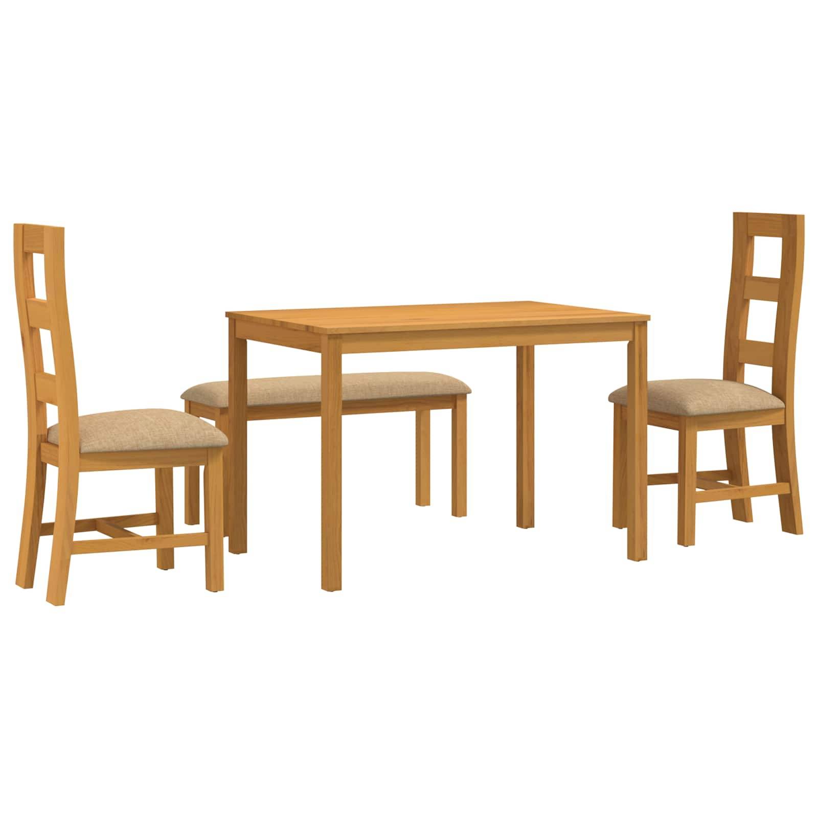 Holzesstisch mit vier passenden Stühlen, zwei Bänke unter dem Tisch verstaut, vor weißem Hintergrund.