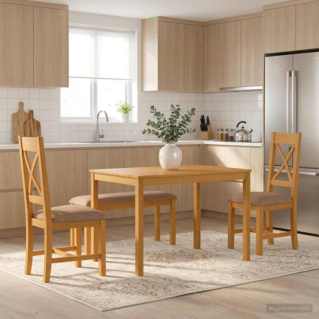 Helle moderne Küche mit einem Holztisch, drei Stühlen und einer Vase auf einem Teppich vor hellem Holzschrank und einem Edelstahlkühlschrank.