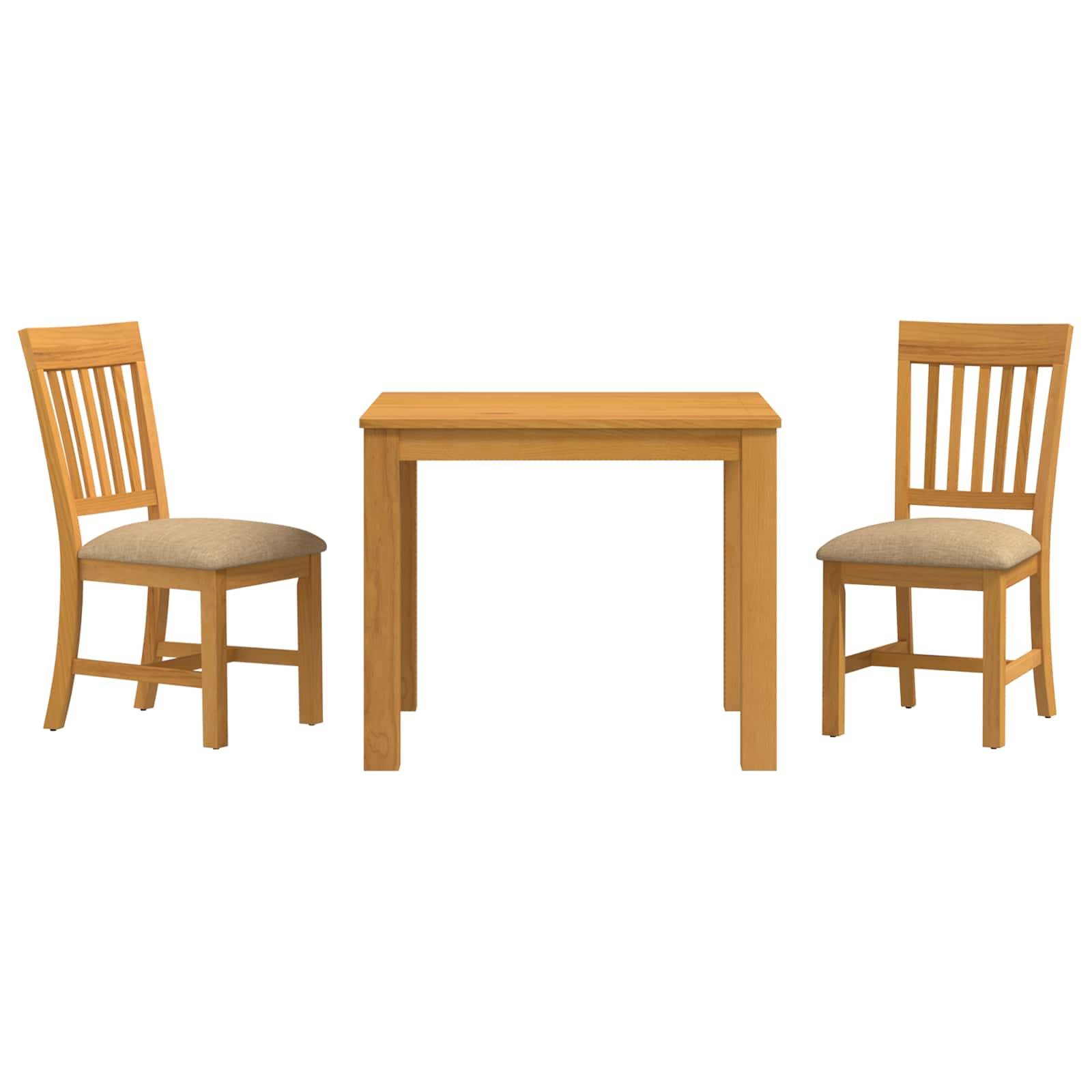 Zwei Holzstühle, die einen rechteckigen Holztisch auf weißem Hintergrund flankieren.