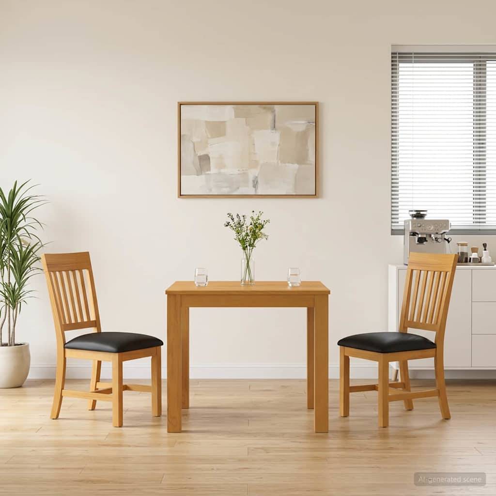 Minimalistischer Essbereich mit zwei Holzstühlen, einem kleinen Tisch mit einer Vase voller Blumen, Wandkunst, einer Pflanze und Fensterjalousien in einem hellen Raum.