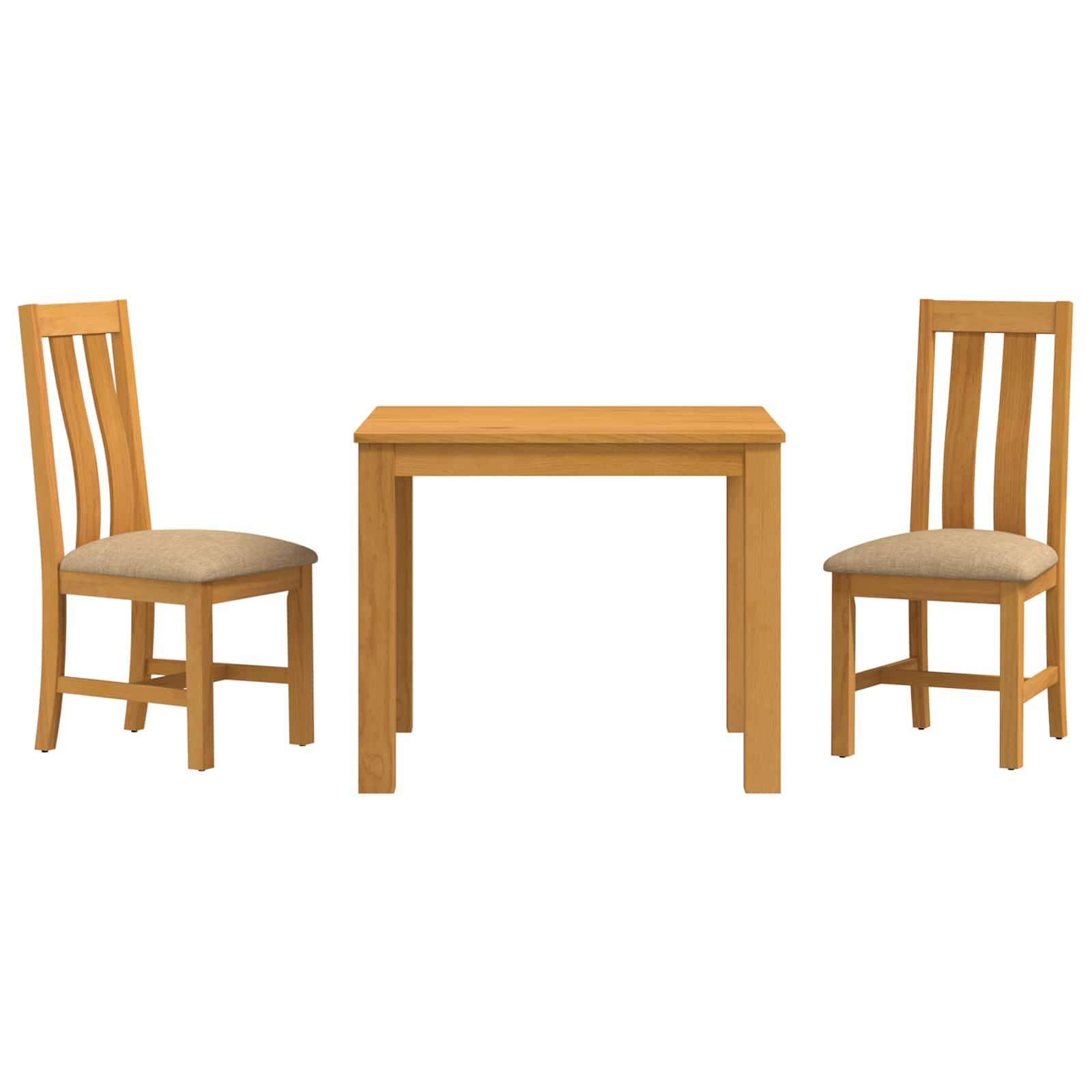 Zwei hölzerne Stühle flankieren einen kleinen hölzernen Tisch auf einem schlichten weißen Hintergrund und zeigen ein einfaches Essgarnitur.