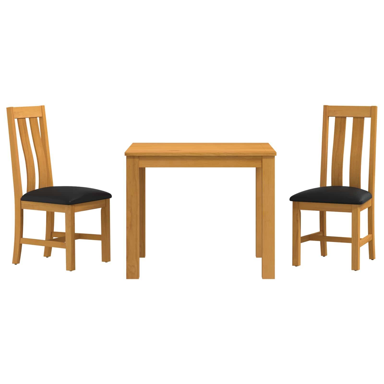 Zwei Holzstühle, die einen kleinen Holztisch auf weißem Hintergrund flankieren.