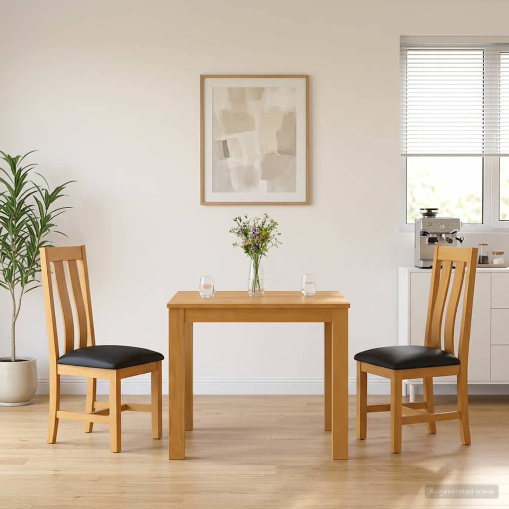 Ein kleiner hölzerner Esstisch mit zwei Stühlen in einem hellen, minimalistischen Zimmer, mit einer Blumenvase, gerahmter Wandkunst und einer Topfpflanze.