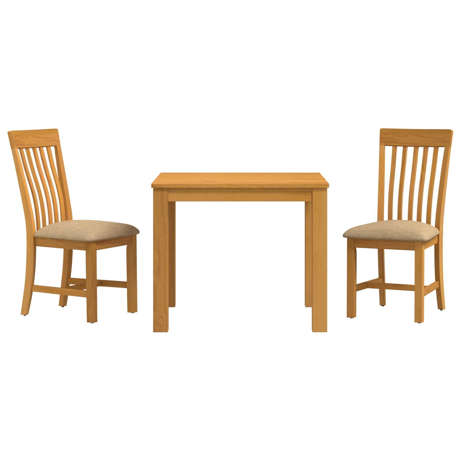 Zwei Holzstühle flankieren einen kleinen Holztisch auf einfachem weißem Hintergrund.