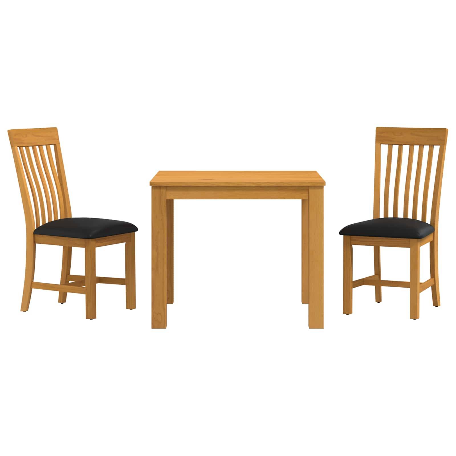 Zwei Holzstühle mit schwarzen Sitzflächen flankieren einen kleinen rechteckigen Holztisch auf weißem Hintergrund.