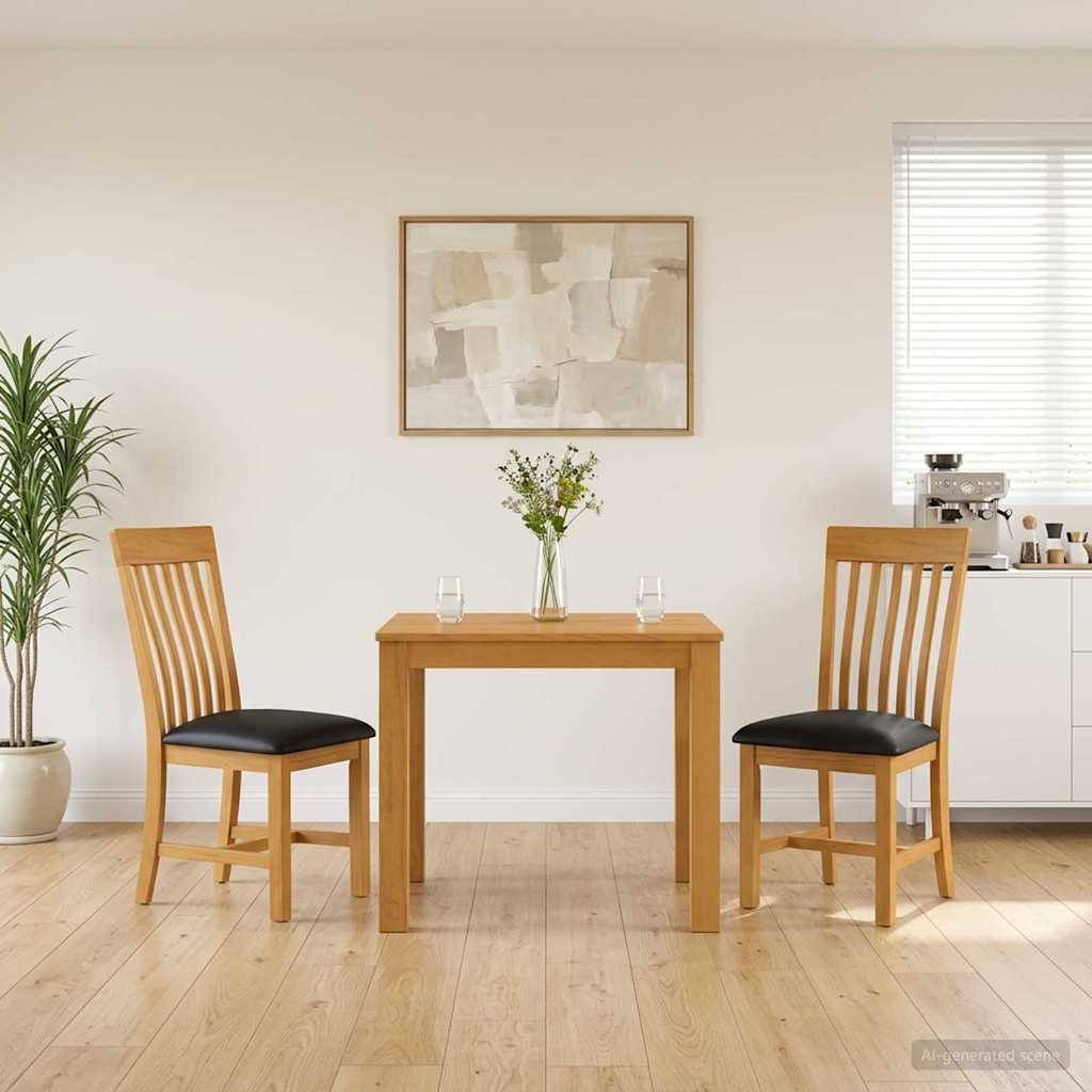 Minimalistischer Essbereich mit zwei Holzstühlen, kleinem Tisch, Blumenvase, gerahmter abstrakter Kunst, Pflanze und hellem Fenster.