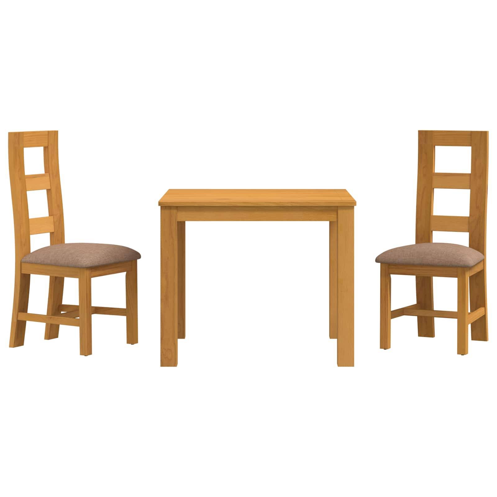 Holztisch zum Essen in der Mitte zwischen zwei passenden Holzstühlen mit gepolsterten Sitzflächen auf weißem Hintergrund.