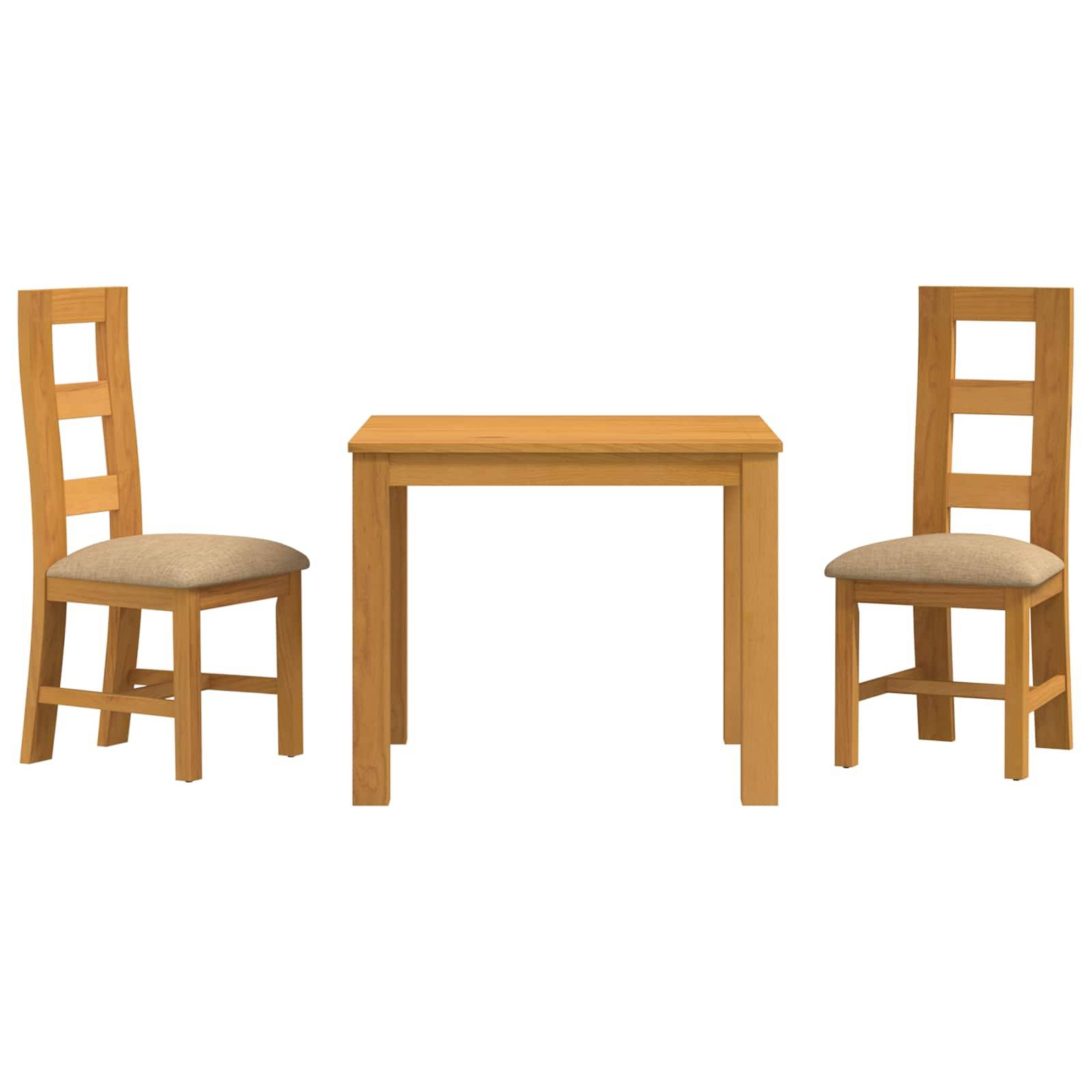 Zwei Holzstühle flankieren einen passenden Holztisch auf weißem Hintergrund.
