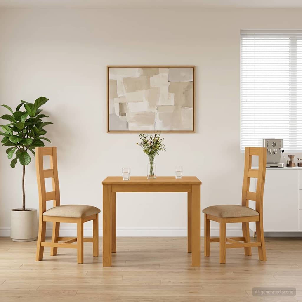 Minimalistisches Esszimmer mit zwei Holzstühlen, einem kleinen Tisch mit Vase und Gläsern, Topfpflanze, Wandkunst und Fensterrollos.