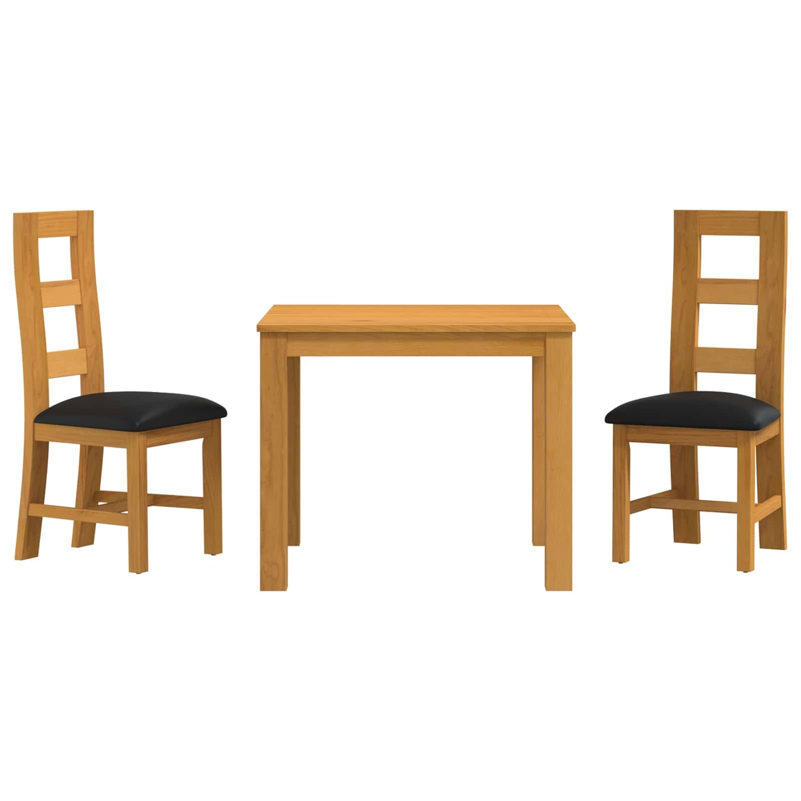 Zwei Holzstühle mit schwarzen Sitzflächen flankieren einen passenden Holztisch auf weißem Hintergrund.