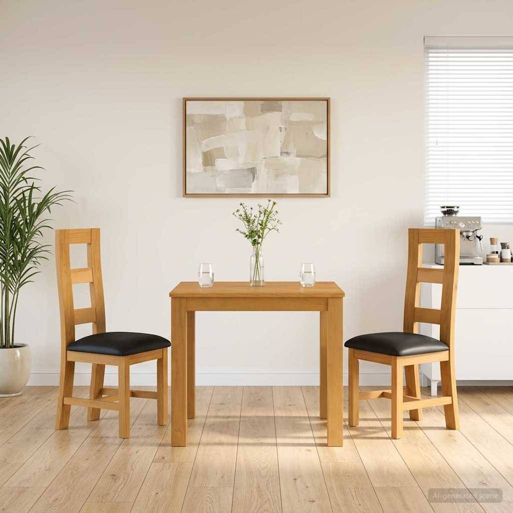 Minimalistische Essecke mit zwei Holzstühlen, einem kleinen Tisch mit Blumen und Gläsern, gerahmter abstrakter Kunst und einer Pflanze neben einem hellen Fenster.
