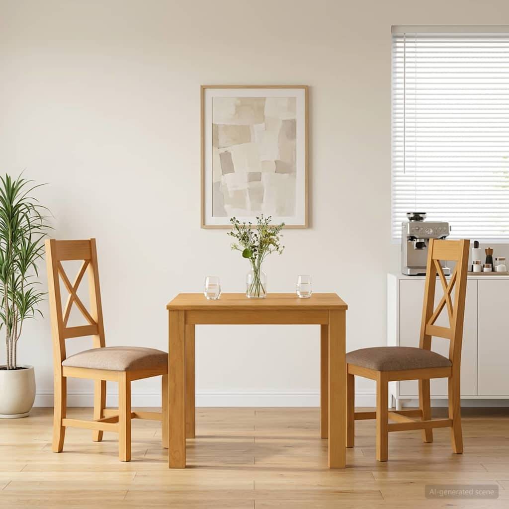 Minimales Essbereich mit einem Holztisch, zwei Stühlen, einer Vase mit Blumen, gerahmter Wandkunst und einer Topfpflanze neben einem hellen Fenster.