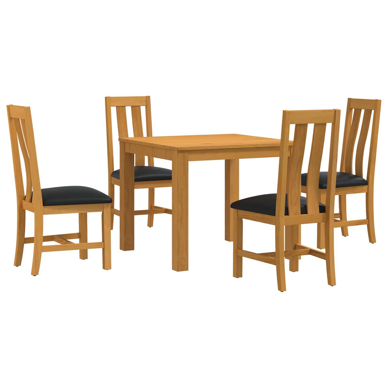 Vier hölzerne Esszimmerstühle um einen quadratischen Holztisch auf weißem Hintergrund angeordnet.