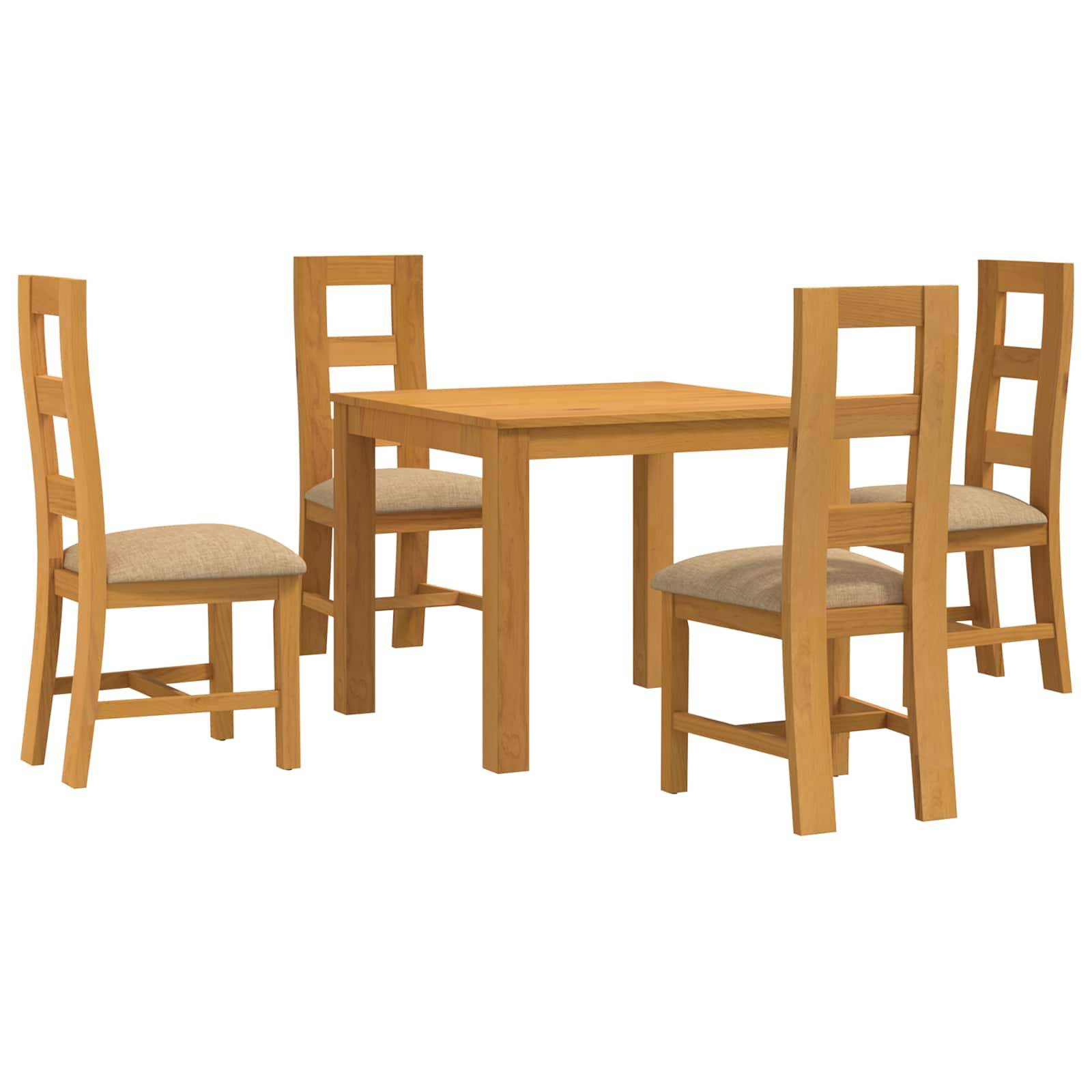Holztisch mit vier passenden Stühlen auf weißem Hintergrund.